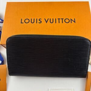 Louis Vuitton Zippy Wallet Black Epi Leather Authentic Full Set Box Dust Bag Tag